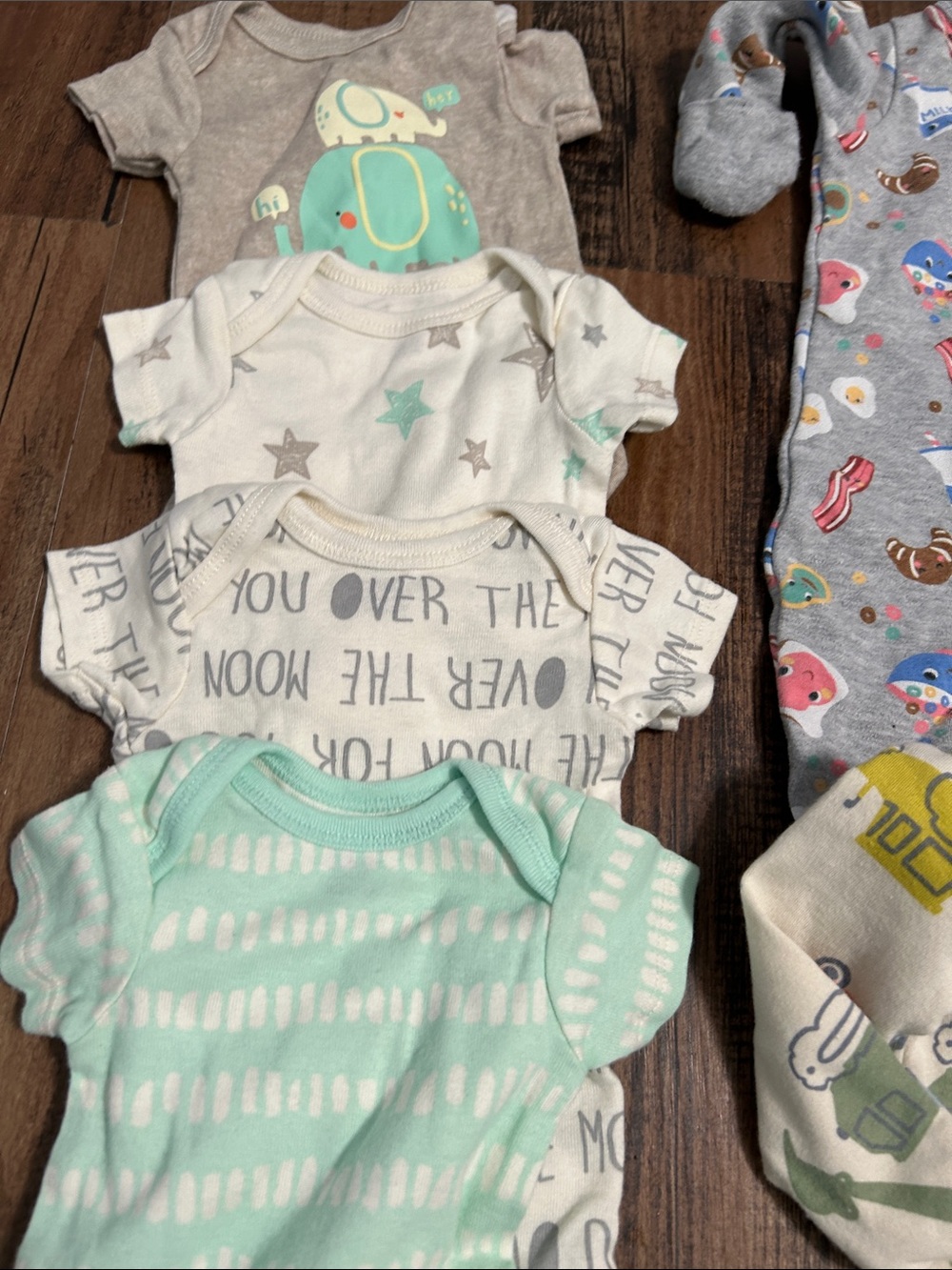 4 onesies and 4 sleepers newborn boys - Picture 2 of 9